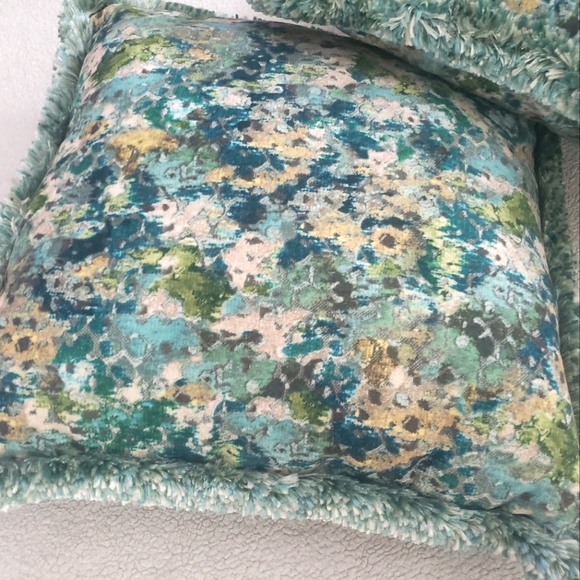 EUC SET OF 22" ACCENT PILLOWS - Picture 3 of 5